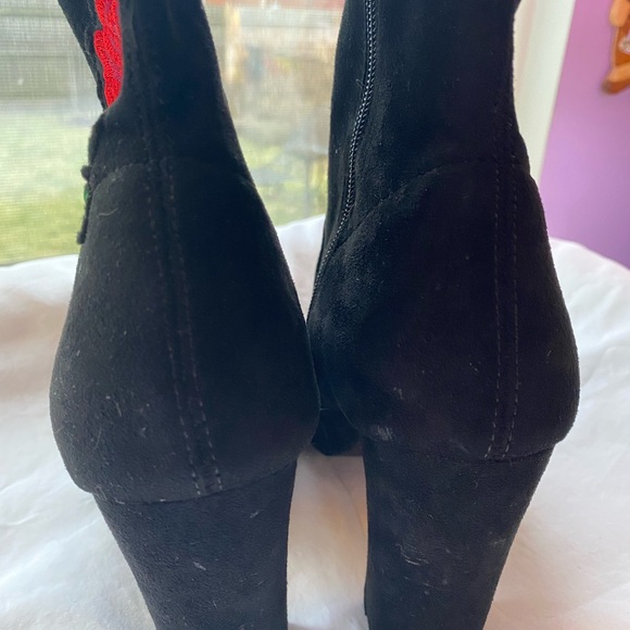 Steve Madden Black Boots with Red Rose Embroidery - Picture 3 of 6